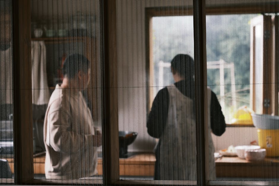 창문을 열고 주방을 정리하는 능숙한 손동작 (사진: Pexels · Lily Lili)