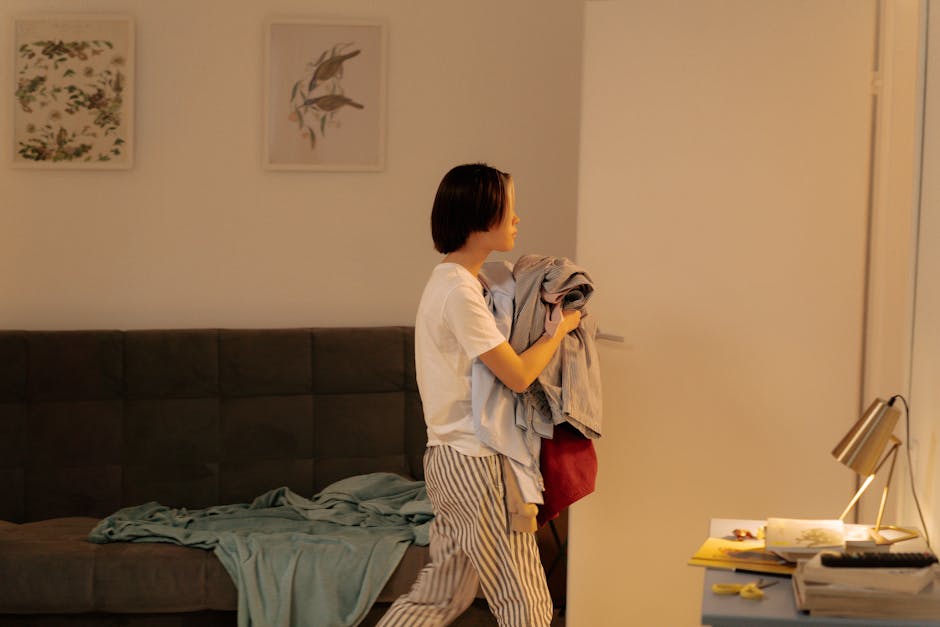 내일을 준비하며 옷을 정리하는 저녁 시간 (사진: Pexels · cottonbro studio)